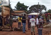 E/R: Residents block road; demand mining companies to construct before passage