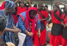 Ajagurajah steals show at Onua Ghana Durbar as he sprays notes on patrons
