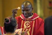 Vatican: Having child out of wedlock does not bar access to sacraments