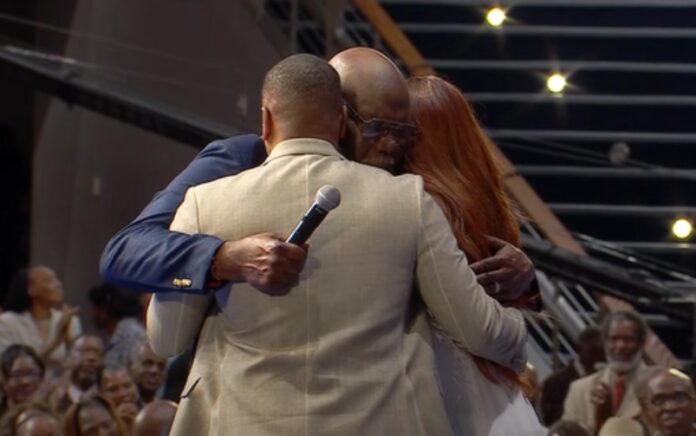 Bishop Jakes hands over to daughter