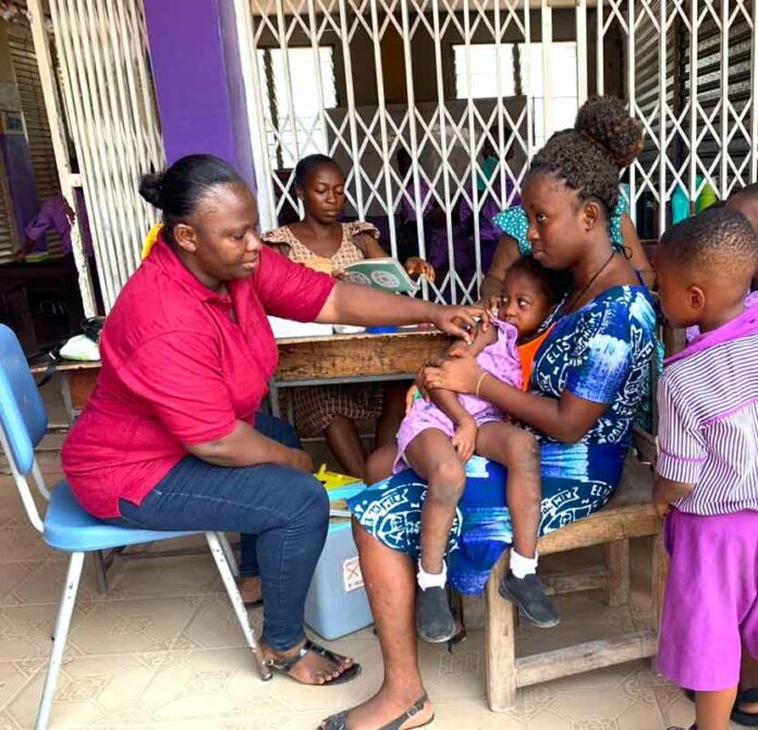 healthcare-worker-vaccine-child-creche-ghana_jsi