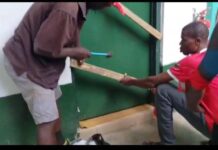 Agona Ahanta youth lock up Baidoo Bonso SHS Headmaster’s office over alleged mismanagement