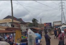 AR: Sokoban-Apayoo traders clash with Atwima Kwawoma District Assembly taskforce during decongestion exercise