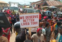 Aowin youth, business owners demonstrate against poor ECG and telecoms services Demonstration