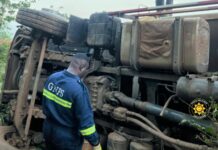V/R: Fire workers rescue accident victims