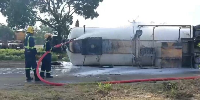 howo gas tanker overtturns