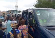 Kumasi: Trotro drivers clash with passengers over unauthorized GH¢5 fare increase to Offinso