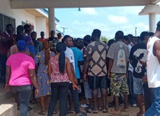 UER: Residents besiege Talensi District Assembly over frequent blackouts; refuse to pay bills