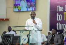 ‘Ɔmo akyi gu hɔ!’ Bawumia mocks NDC’s failed promises with popular internet meme